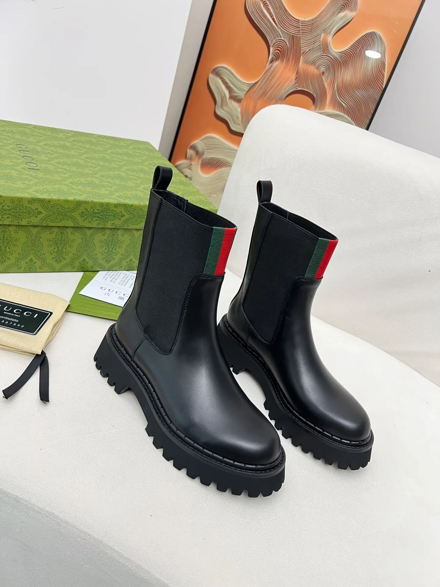 👟👟Ex-factory price 600👟👟 2025 latest version of Gucci GUCCI versatile Martin boots, easy to put on and take off, brand webbing color matching Heel height: 5cm Fabric: cowhide/open edge beads Inner/foot pads: black cowhide 🐂 Outsole is made of foam outsole Color: black Code number: 34-40. 34 and 41 42 Need to be customized Packaging: Comes with card and cloth bag.